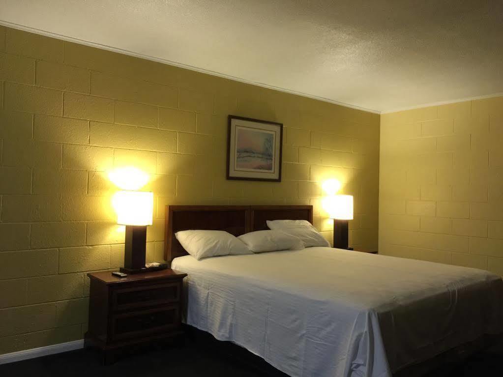 Royal Inn And Suites Hemet Exterior photo